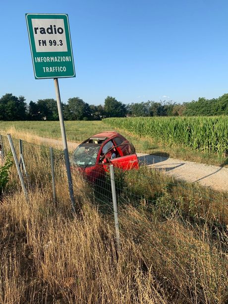 Auto fuori strada sulla Torino-Pinerolo, due giovani feriti