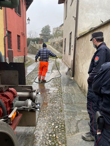 A Luserna San Giovanni acque di fogna nel Rio che passa davanti alle scuole