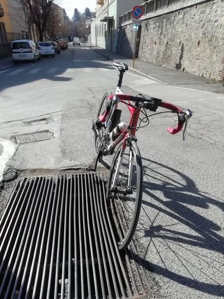Il Comune di Pinerolo metterà ‘una toppa’ alla griglia di via Davico che ha fatto cadere un ciclista