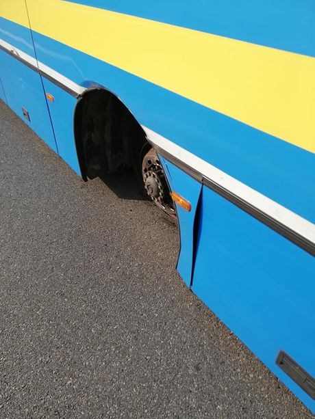 In bus verso Pinerolo: una ruota esplode e l’altra si stacca