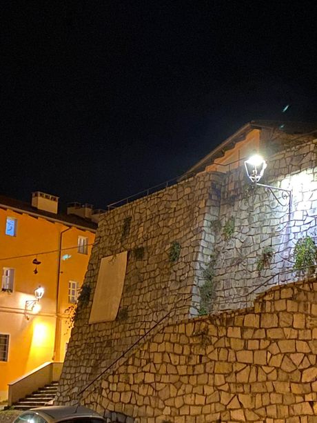 Led nel centro storico di Pinerolo: il Comune non toglierà più i vetri Led nel centro storico di Pinerolo: il Comune non toglierà più i vetri