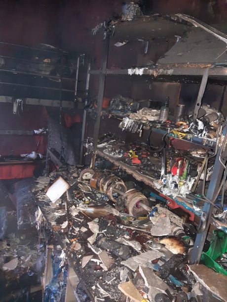 Fiamme in un alloggio in via Saluzzo a Pinerolo: evacuate diverse famiglie