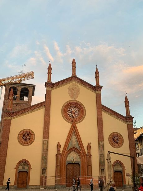 Pinerolo: durante la rimozione del cantiere, la gru danneggia il pinnacolo del Duomo