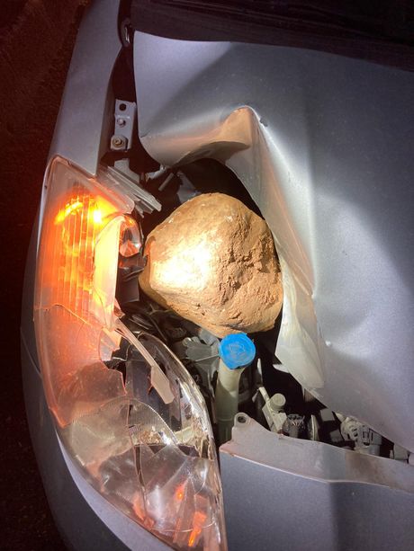 Volvera: lanciano un masso dal cavalcavia dell’autostrada e colpiscono un’auto [FOTO]