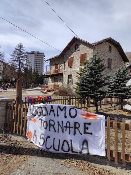 Dopo il divieto a manifestare contro la dad, a Pragelato trovano un escamotage Dopo il divieto a manifestare contro la dad, a Pragelato trovano un escamotage
