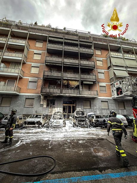 Rogo in via Sineo: un'auto prende fuoco, ma le fiamme avvolgono anche altre vetture vicine e il palazzo di fronte [VIDEO]