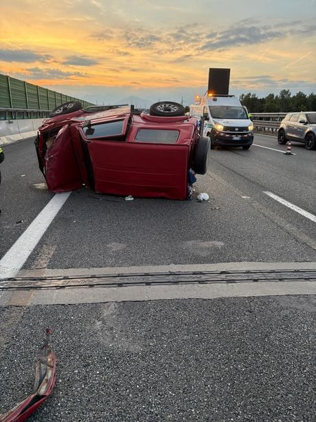 Schianto in tangenziale: due auto si ribaltano in direzione Sud all'altezza di Debouche. Traffico in tilt