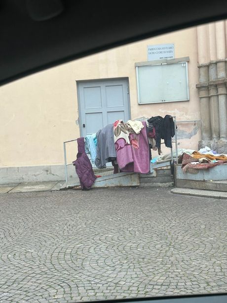 Un accampamento di senzatetto nel cuore di San Salvario Un accampamento di senzatetto nel cuore di San Salvario