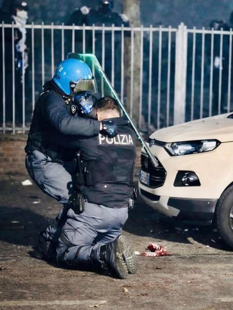 Incidenti corteo Aska, l'aggressore del poliziotto prova a giustificarsi: "Non ho spinto nessuno"