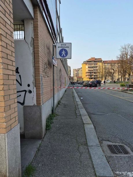 Il cartello “area pedonale” anti multe scatena i residenti: “Spazio tolto ai parcheggi”