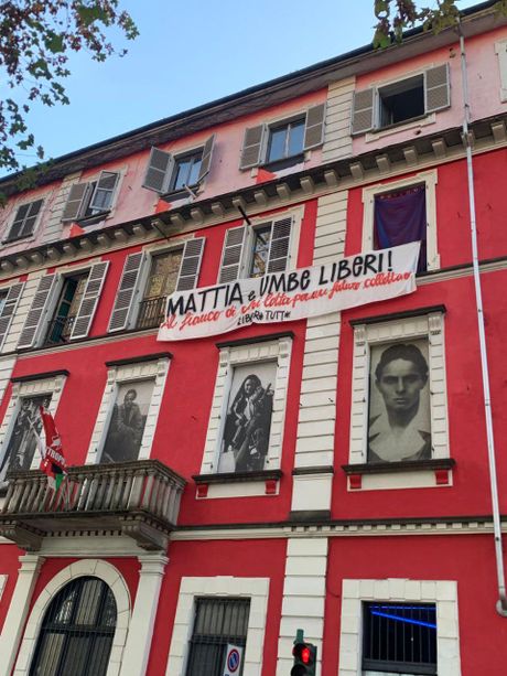 Askatasuna, uno striscione di solidarietà riaccende le polemiche: "E' la prova che l'occupazione prosegue"