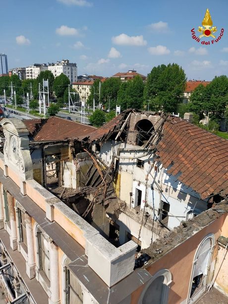 Paura a Porta Susa, crolla il tetto dell'ex stazione