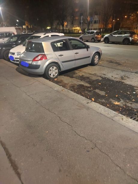 Un machete da 25 centimetri nella macchina vandalizzata in sosta in Barriera di Milano [FOTO]