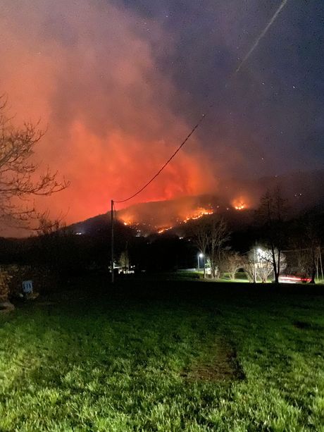 Maxi incendio sulla Cima Bossola, tra Rueglio e Meugliano: boschi in fiamme e allarme per alcune baite