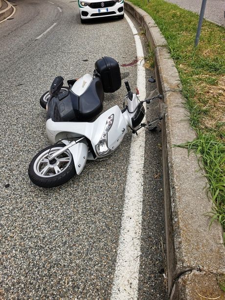 Grugliasco, senza patente cade con lo scooter del collega nei pressi del Caat Grugliasco, senza patente cade con lo scooter del collega nei pressi del Caat