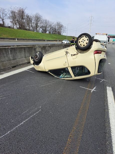Paura in tangenziale: auto ribaltate o mezze distrutte, fortunatamente i feriti non sono gravi