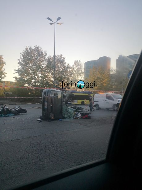 Tremendo scontro auto-moto in corso Tazzoli, il centauro ricoverato in codice rosso