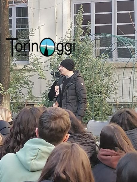 Il ciclone J-Ax piomba sulle scuole occupate di Torino: &quot;Quello che fate è sacrosanto. La mia generazione fa danni sui social&quot; [VIDEO]