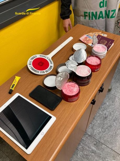 Arriva a Torino da Barcellona con un chilo di "droga del rave" nascosto tra le creme per il corpo Arriva a Torino da Barcellona con un chilo di "droga del rave" nascosto tra le creme per il corpo