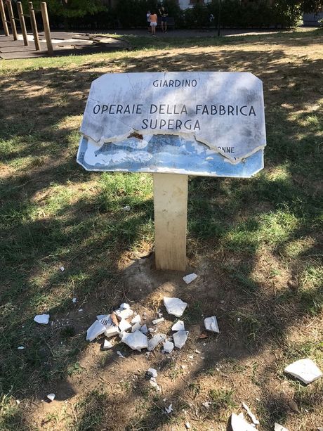 Dopo la targa di Tina Anselmi, vandalizzata anche quella dedicata alle operaie della Superga