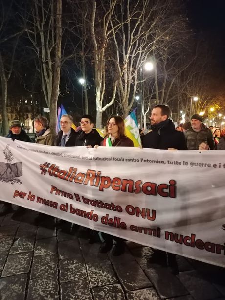 Fiaccolata in piazza Arbarello per dire "no" a tutte le guerre Fiaccolata in piazza Arbarello per dire "no" a tutte le guerre