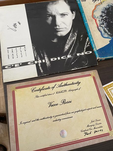 Vendeva online l'anello del Papa, i calzoncini di Rocky e i dischi autografati dei Beatles: tutti falsi. Un torinese nei guai Vendeva online l'anello del Papa, i calzoncini di Rocky e i dischi autografati dei Beatles: tutti falsi. Un torinese nei guai