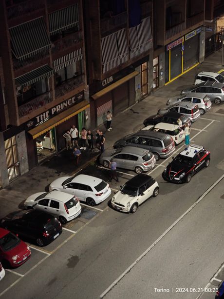 Sfondano la saracinesca con l'auto: svaligiata nella notte sala slot di Torino sud Sfondano la saracinesca con l'auto: svaligiata nella notte sala slot di Torino sud