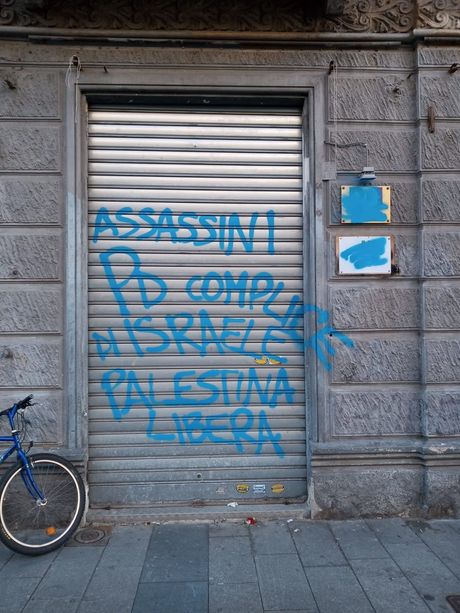 Nuove scritte pro-Palestina e contro il Pd al Circolo San Paolo: "Assassini, complici di Israele" Nuove scritte pro-Palestina e contro il Pd al Circolo San Paolo: "Assassini, complici di Israele"