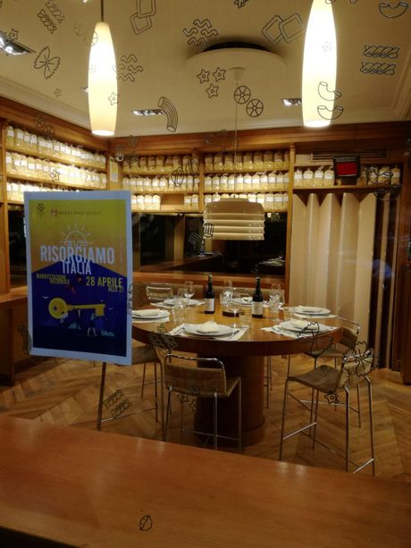 Serrande alzate e luci accesi nei bar e ristoranti: questa sera flash mob di protesta a Torino (FOTO e VIDEO) Serrande alzate e luci accesi nei bar e ristoranti: questa sera flash mob di protesta a Torino (FOTO e VIDEO)