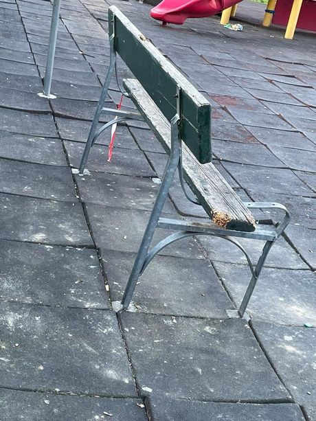 Vandali in azione ad Aurora, arredo urbano distrutto ai Giardini “Madre Teresa” Vandali in azione ad Aurora, arredo urbano distrutto ai Giardini “Madre Teresa”