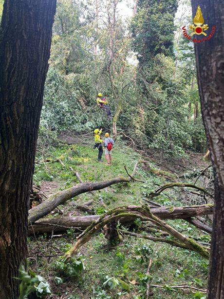 FOTO. Disperso nel bosco in Val Veddasca: salvato dall'elicottero dei vigili del fuoco