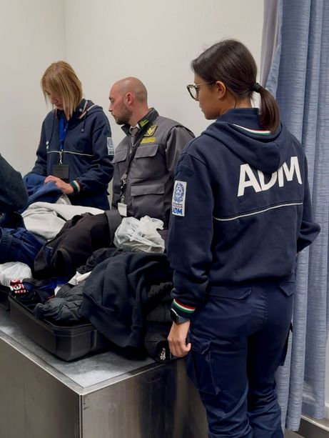 Aveva quasi 9 chili di cocaina nascosta tra i bagagli: arrestato un peruviano all'aeroporto di Caselle. Rischia 20 anni di carcere [FOTO]