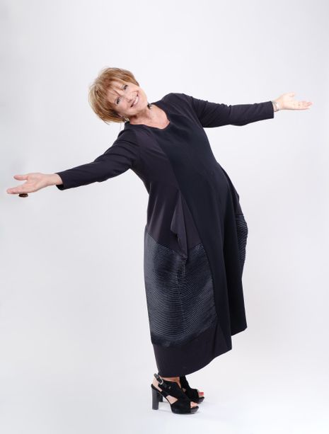 ‘Questioni di cuore’ al Teatro Piemont con l’ironia di Lella Costa