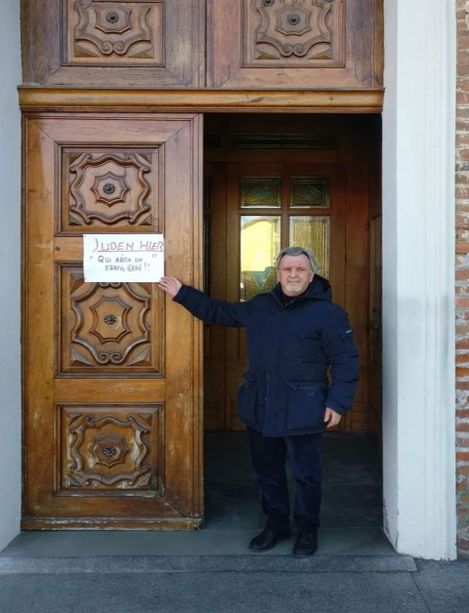 Cartello in una chiesa a La Loggia: "Qui abita un ebreo, Gesú" Cartello in una chiesa a La Loggia: "Qui abita un ebreo, Gesú"