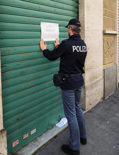 Droga nascosta tra gli scaffali e nel tubo di patatine: sospesa la licenza di un minimarket di Parella Droga nascosta tra gli scaffali e nel tubo di patatine: sospesa la licenza di un minimarket di Parella