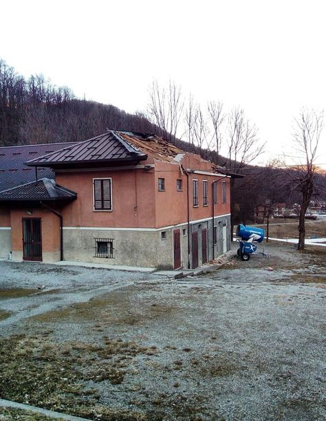 Raffiche di vento nella notte a Chiusa di Pesio: tanti i danni a edifici privati e comunali, il sindaco sta valutando la richiesta dello stato di calamità Raffiche di vento nella notte a Chiusa di Pesio: tanti i danni a edifici privati e comunali, il sindaco sta valutando la richiesta dello stato di calamità