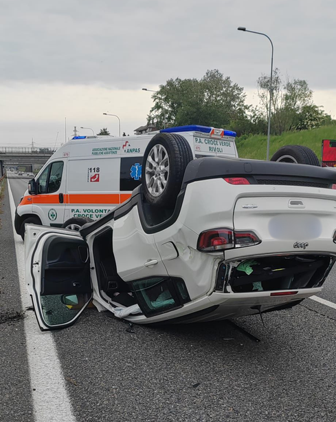 Incidente in tangenziale, auto ribaltata all'altezza di Venaria. Un ferito in codice giallo Incidente in tangenziale, auto ribaltata all'altezza di Venaria. Un ferito in codice giallo