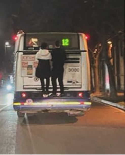 Bus surfer appesi a un mezzo GTT, la pericolosa challenge arriva a Torino. Foglietta: “Gesto grave"