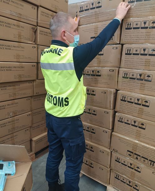 Scandalo mascherine: maxi corruzione per "velocizzare" l'importazione dalla Cina: condattati un imprenditore, 4 carabinieri e 3 funzionari Scandalo mascherine: maxi corruzione per "velocizzare" l'importazione dalla Cina: condattati un imprenditore, 4 carabinieri e 3 funzionari