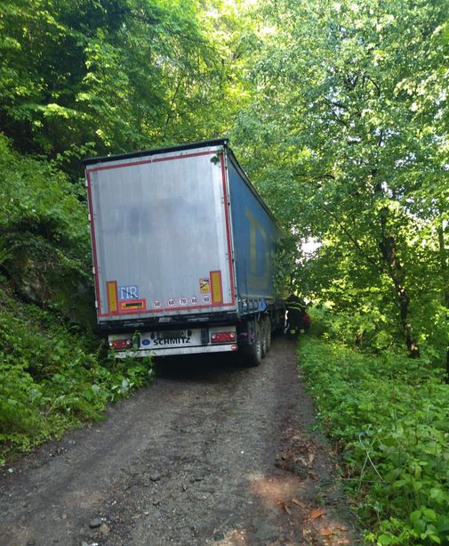 Torre Pellice: Camion carico di lastre di pietra, si impantana sulla strada per Pian Prà Torre Pellice: Camion carico di lastre di pietra, si impantana sulla strada per Pian Prà