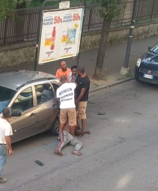 Ancora degrado in Corso Matteotti: calci e pugni in mezzo alla strada [FOTO E VIDEO]
