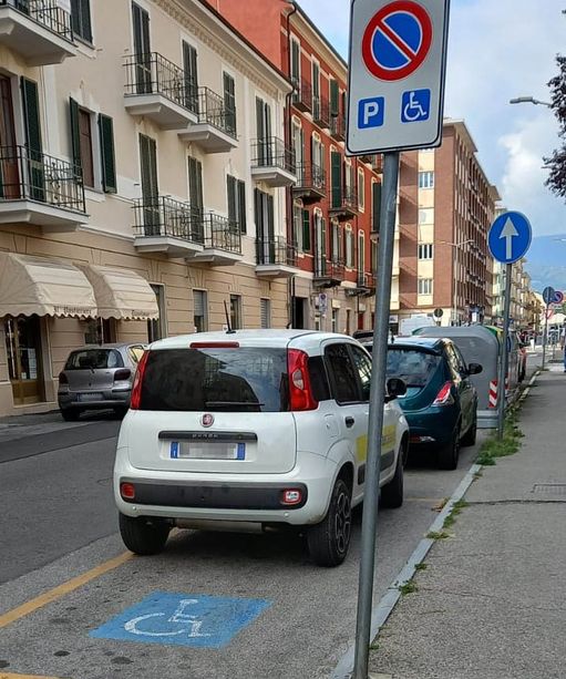 Pinerolo: Per consegnare la posta parcheggia nel posto dei disabili