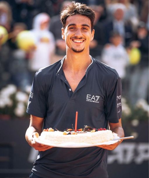 Sonego, debutto ed emozioni sul centrale del Foro: buona la prima (e la torta)