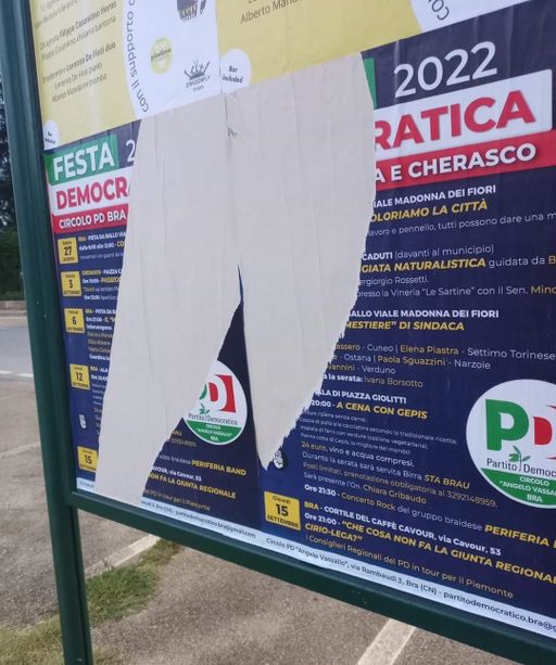 Bra, strappati manifesti Pd della festa democratica 2022 al via sabato 27 agosto Bra, strappati manifesti Pd della festa democratica 2022 al via sabato 27 agosto