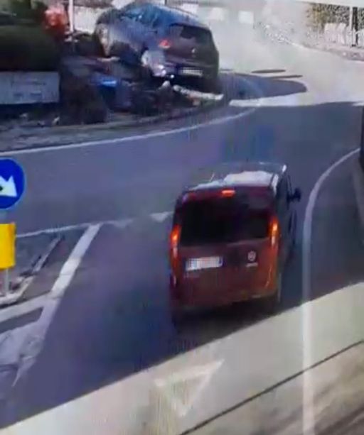 Luserna San Giovanni: tira dritto con l’auto e ‘sale’ su una rotonda Luserna San Giovanni: tira dritto con l’auto e ‘sale’ su una rotonda