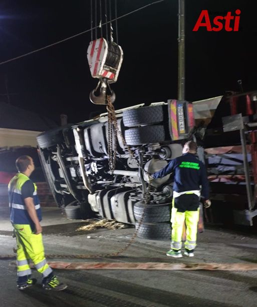 Isola d'Asti: camion si ribalta nella notte e perde parte del carico (FOTO)