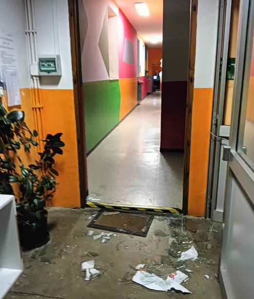 Sfonda le porte e fa irruzione insanguinato nella sede della Croce rossa di Torre Pellice Sfonda le porte e fa irruzione insanguinato nella sede della Croce rossa di Torre Pellice