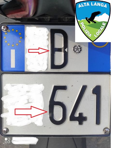 Targa contraffatta con nastro adesivo per sfrecciare in moto sulle strade dell'Alta Langa