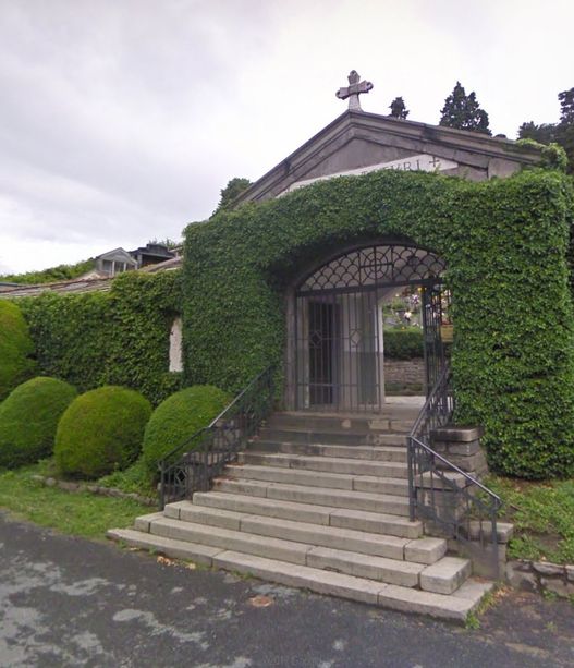 Vandali in azione al cimitero di Villar Perosa: staccata una lapide Vandali in azione al cimitero di Villar Perosa: staccata una lapide