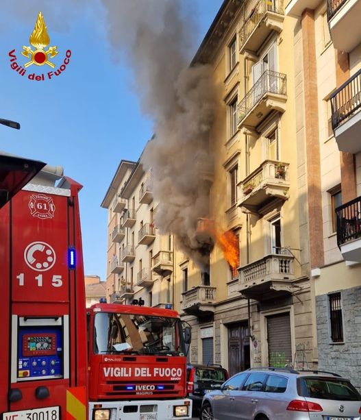 Incendio in un alloggio al secondo piano di via Cigna: i vigili del fuoco mettono in salvo 8 persone Incendio in un alloggio al secondo piano di via Cigna: i vigili del fuoco mettono in salvo 8 persone